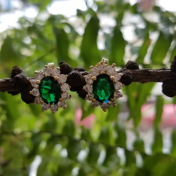 Gold emerald starburst stud earrings - Picture 3 of 8